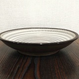 小鹿田焼の８寸皿　黒渕　飛び鉋　【小石原焼】